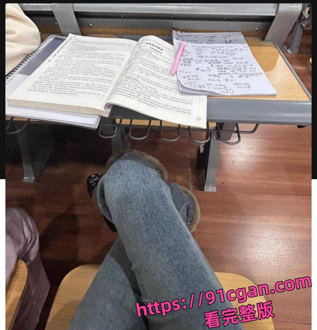 赣州师范科技学院短发精神学妹杨嘉婧03年的小嫩逼，到处发骚照勾引男同学-2