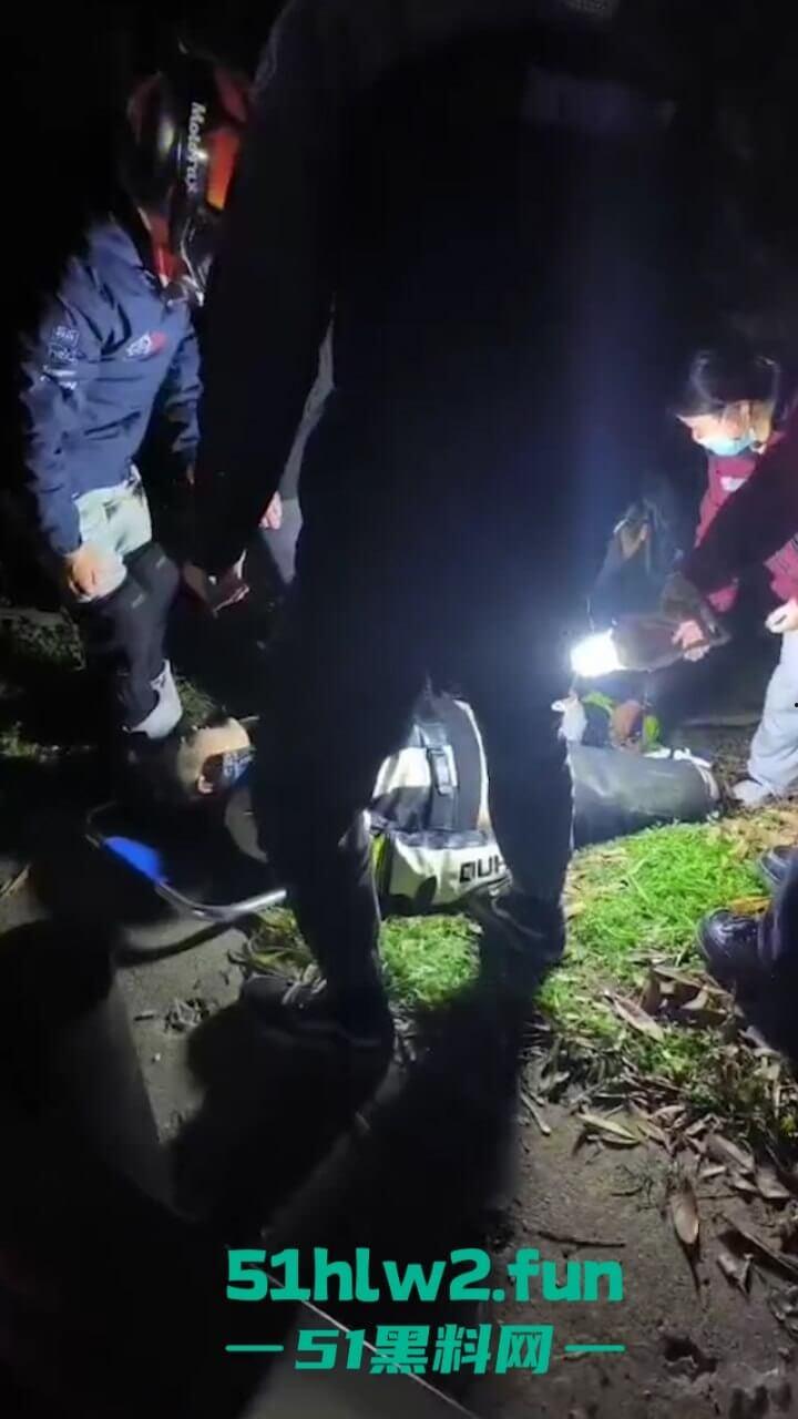 重庆精神小伙【蓄意喵喵拳】玩车耍帅不慎车祸，全家装可怜骗取社会同情心还搞滴水筹。-4