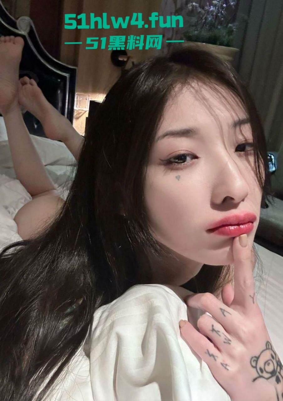 御姐级精神小妹【崔雪】高颜值纹身反差婊，身材纤细腿长逆天细腰翘臀美乳饱满 裸体自拍勾引大哥。-3