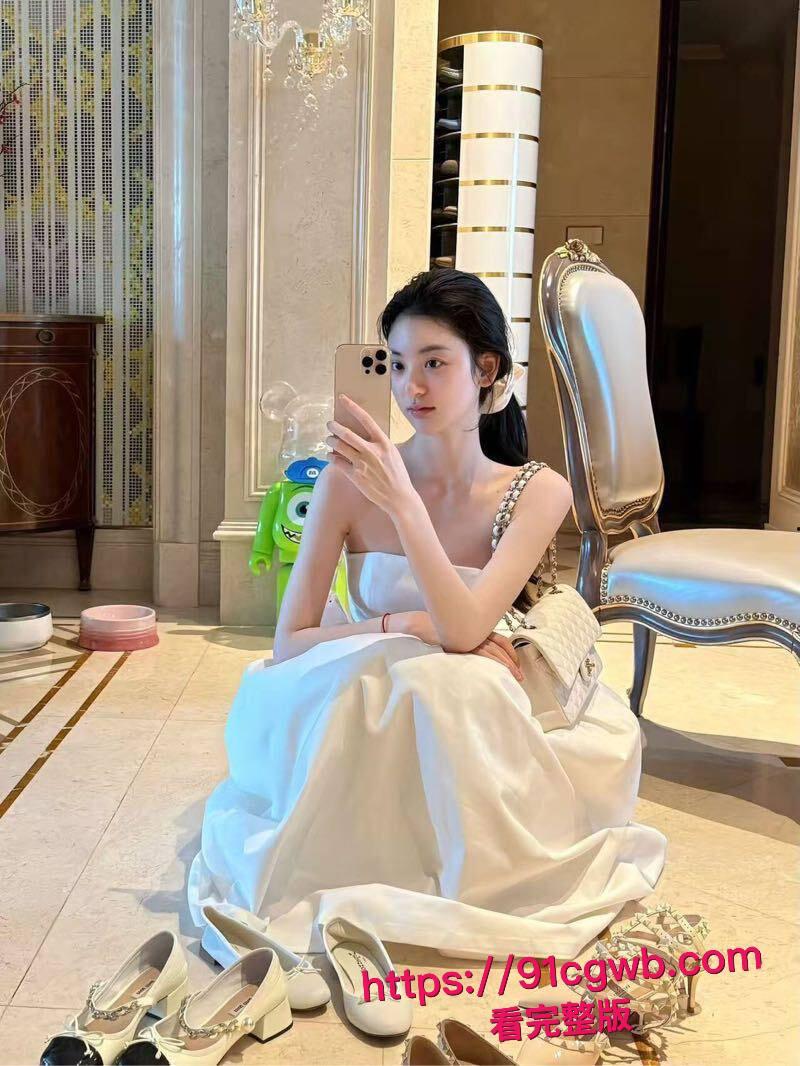 台湾顶级模特小婕黑料惊爆：猥琐摄影师下药迷奸，粉色自慰棒猛插高潮，摄影师爆操浪翻天！-4