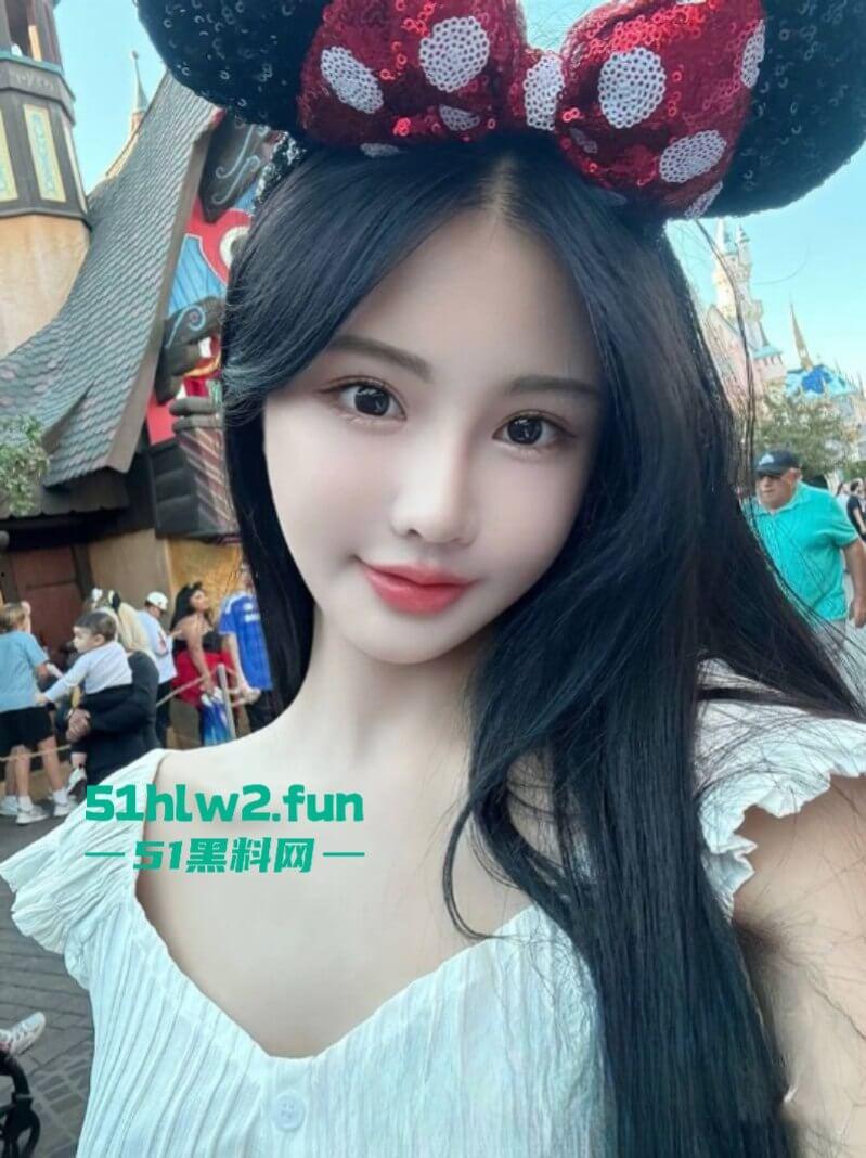 小红书【Chanel】95后UCR女网红竟是外围上岸！天价卖逼费高达5W美金，这逼是镶金边了吗？-1