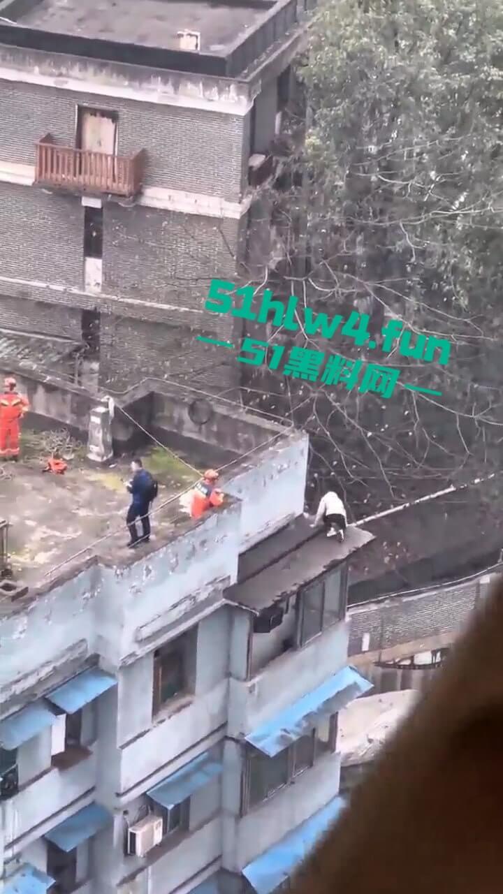 山西一男子轻生现场，救援队赶到男子奋不顾身跳楼自杀，据悉是离婚导致的精神崩溃。-1