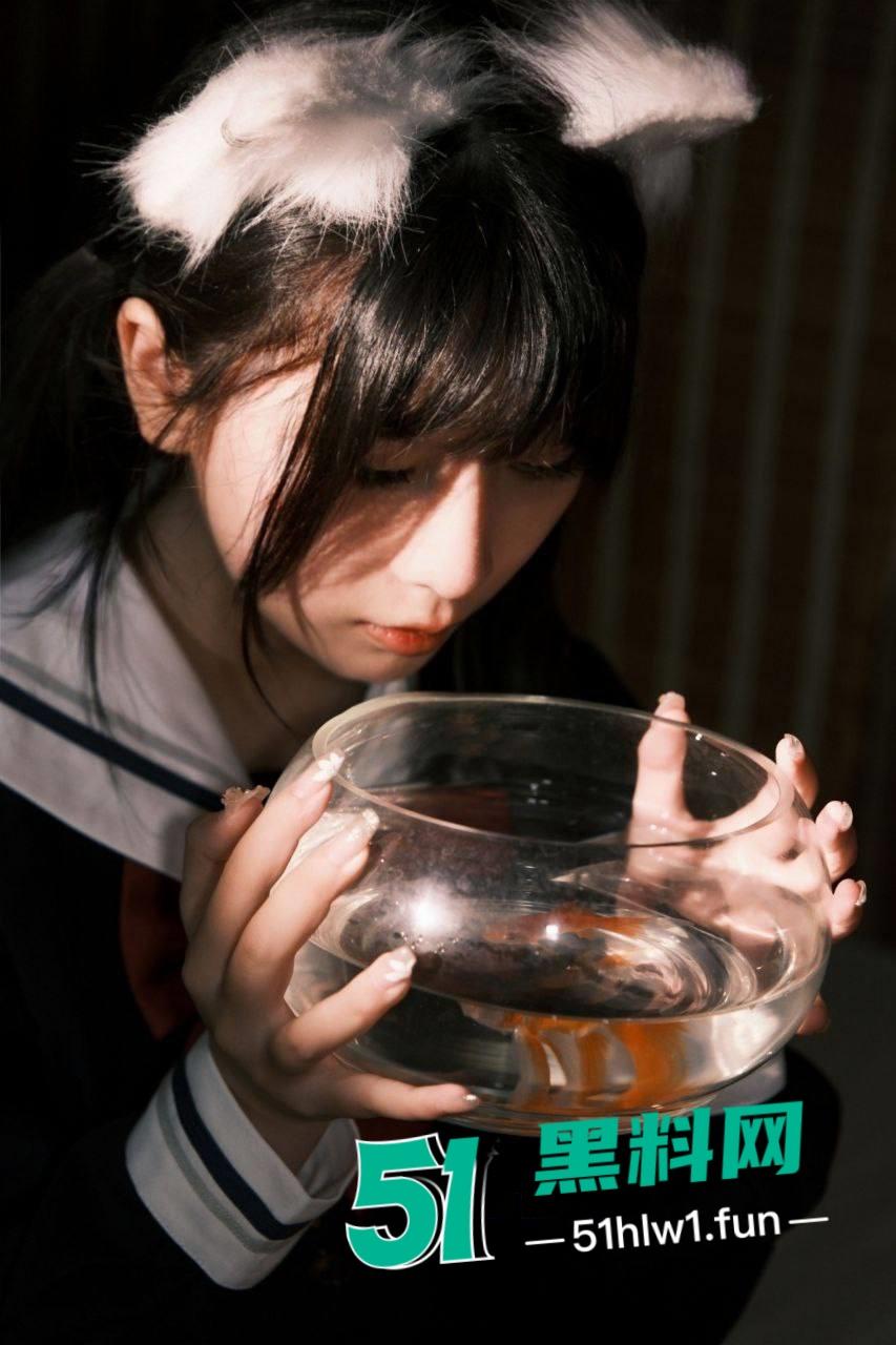 推特萝莉福利姬【星野柒免】清纯颜值肥臀母狗，穿可爱制服私拍白虎嫩逼手揉酥胸全露私拍视图流出-3