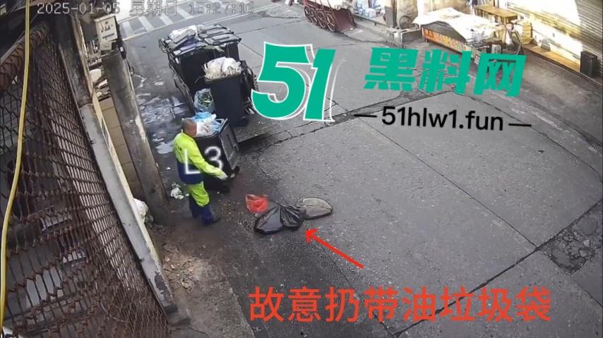浙江温州网传一位【环卫工人】故意乱扔油污垃圾还用铲子捅破，导致多名骑行人摔倒。-3