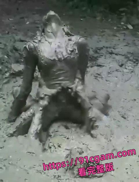 泥浆里做爱惊爆眼球！外国情侣“润滑”新玩法，视频流出全网炸！-2