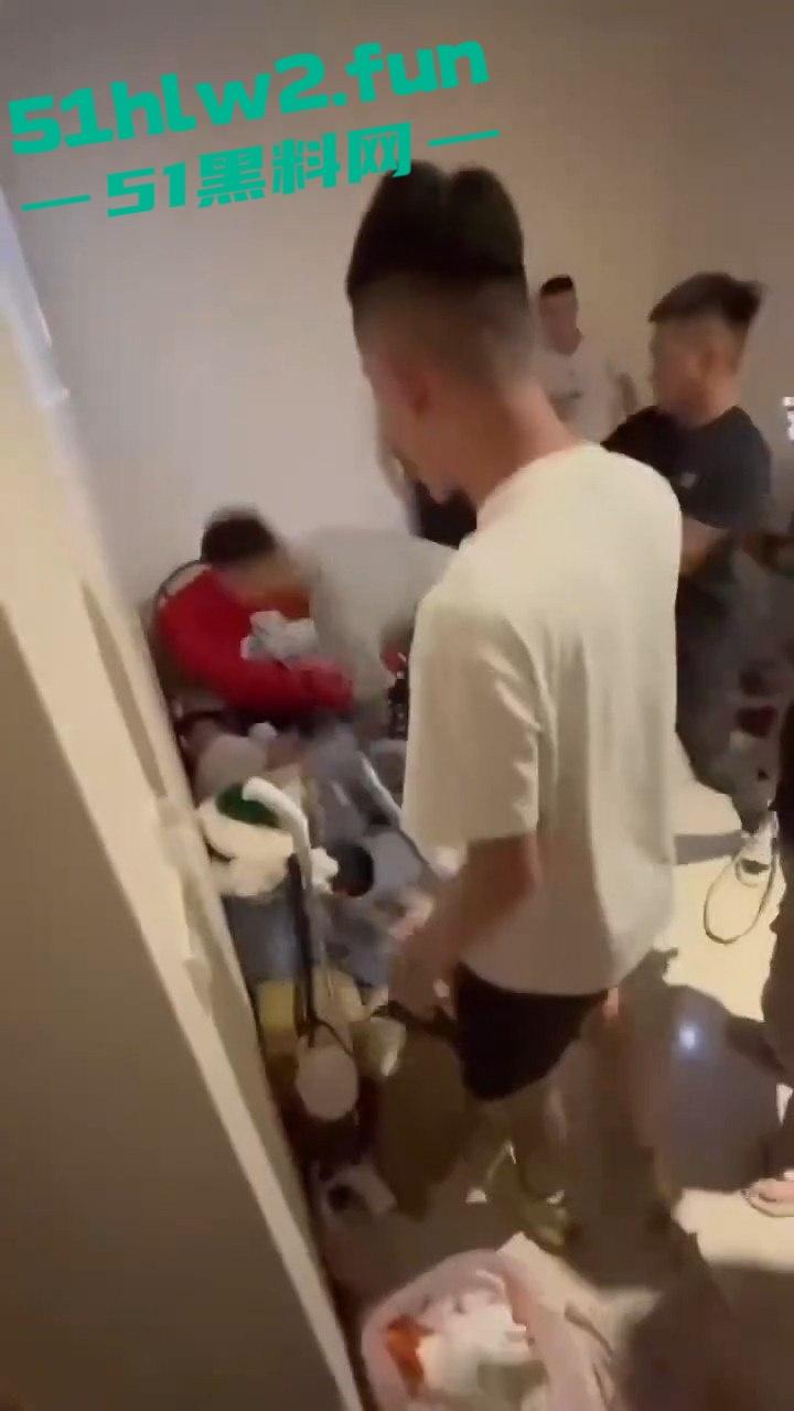 台湾直播主遭一群人拳打脚踢，直播间瞬间变战场，棍子都拿出来了招呼着打，实在是辣眼！-3