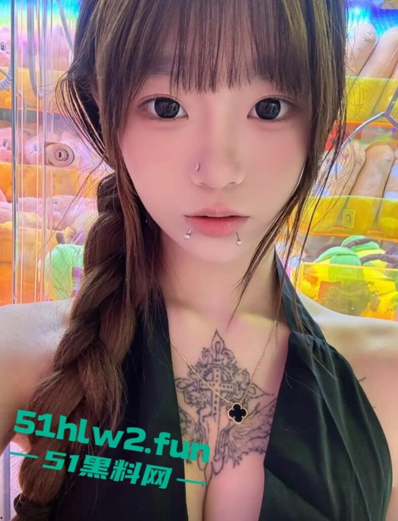 榜一大哥的专属尤物，抖音爆乳萝莉网红【小姜姜】自慰视频流出，白虎粉鲍奶子纹身，情人节给兄弟们送福利！-6