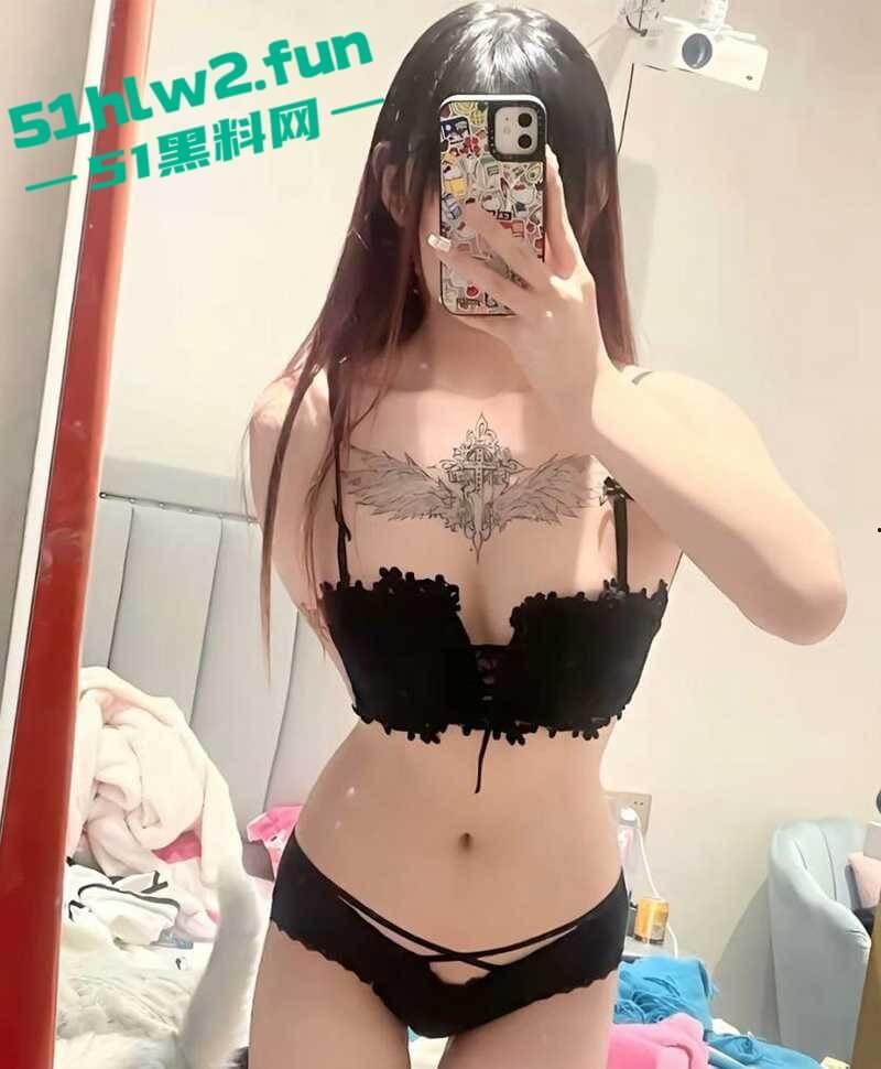 榜一大哥的专属尤物，抖音爆乳萝莉网红【小姜姜】自慰视频流出，白虎粉鲍奶子纹身，情人节给兄弟们送福利！-11