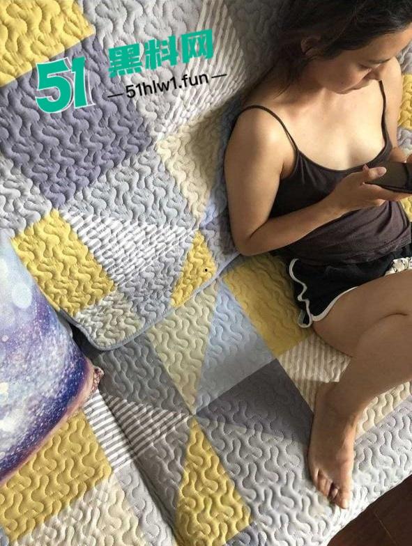 震惊！七岁男童为了游戏皮肤不惜把拿妈妈照片视频的跟人交换，偷拍妈妈大量裸照和视频传出。-2