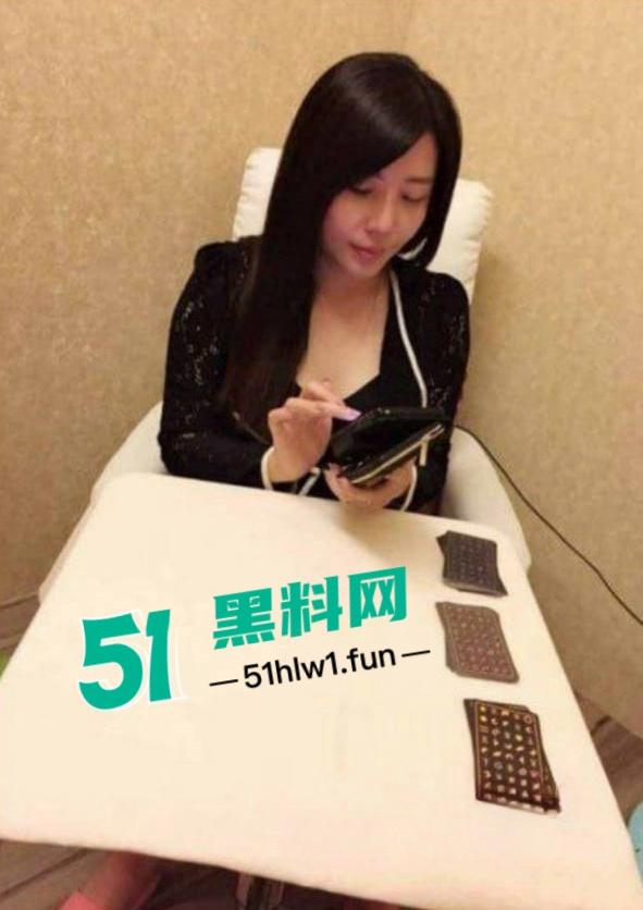 震惊！七岁男童为了游戏皮肤不惜把拿妈妈照片视频的跟人交换，偷拍妈妈大量裸照和视频传出。-17