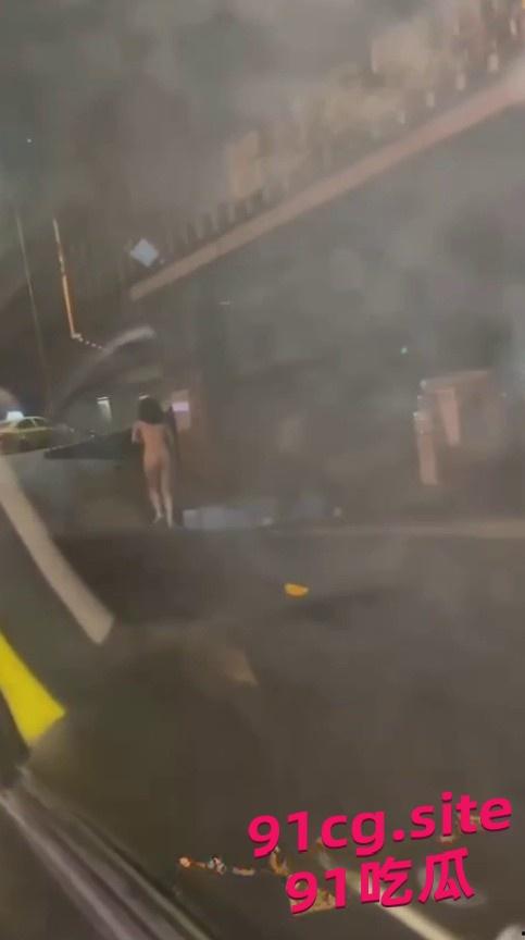 郑州二七广场女子裸奔事件 吃瓜群众纷纷猜测是谁的母狗-3