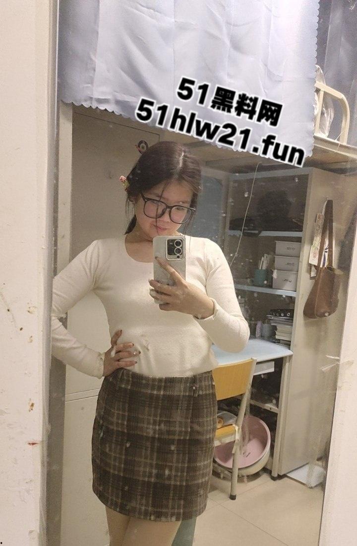 洛阳师范学院【王钦辉】在男友面前清纯如雪，在外面却骚如母狗经常约炮。-3