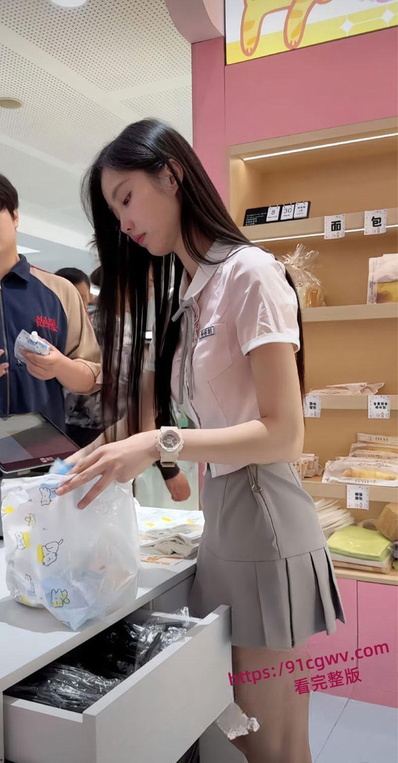 约炮好利来极品店员 颜值在线还可以体验制服诱惑 空姐不一定在飞机上 也有可能在好利来哦！-5