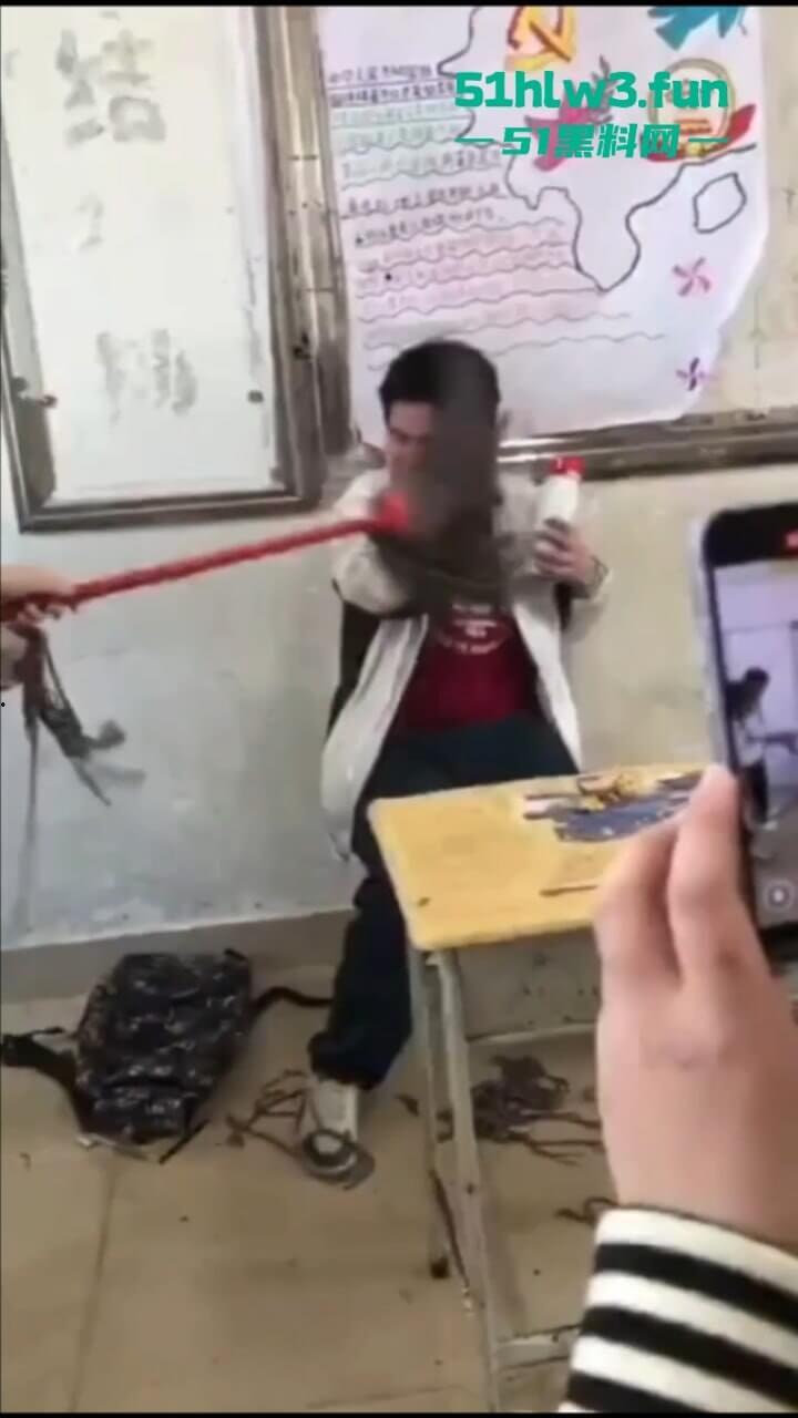 广东吴川中学一学生在教室被同学群殴，口塞异物拖把打脸，学校却让旁观同学删视频。-5