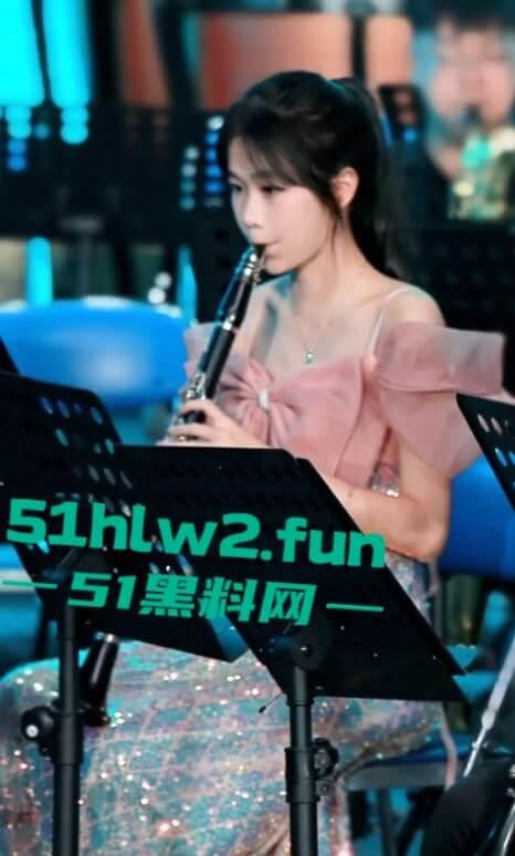 独家曝光！抖音北京长腿御姐骚鸡【Yyezi】大学辍学投靠金爸，调成母狗炮架玩弄爆插粉穴喷白浆！-5