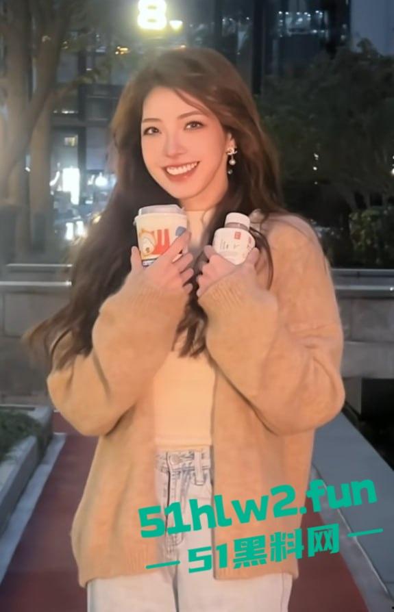 劲爆大瓜，英雄联盟女主持【希然lris】发推自称母狗，颜射照片疯传，全网深挖不雅视频曝光！-9