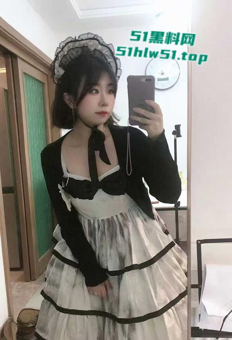 贵阳甜妹【李成乔】不雅视频流出，C杯骚女被炮友无套爆操，多毛蝴蝶逼淫水狂流！-4