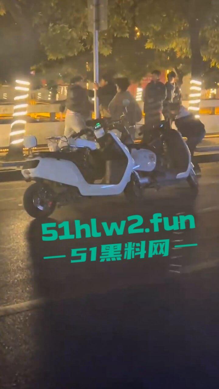 精神小伙街边斗殴为了女友逞面现场视频，骑电瓶车带人围殴一群人殴打两个人，目前几人已经被逮捕。-2