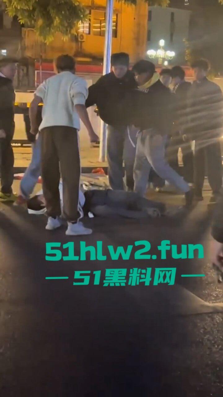 精神小伙街边斗殴为了女友逞面现场视频，骑电瓶车带人围殴一群人殴打两个人，目前几人已经被逮捕。-6