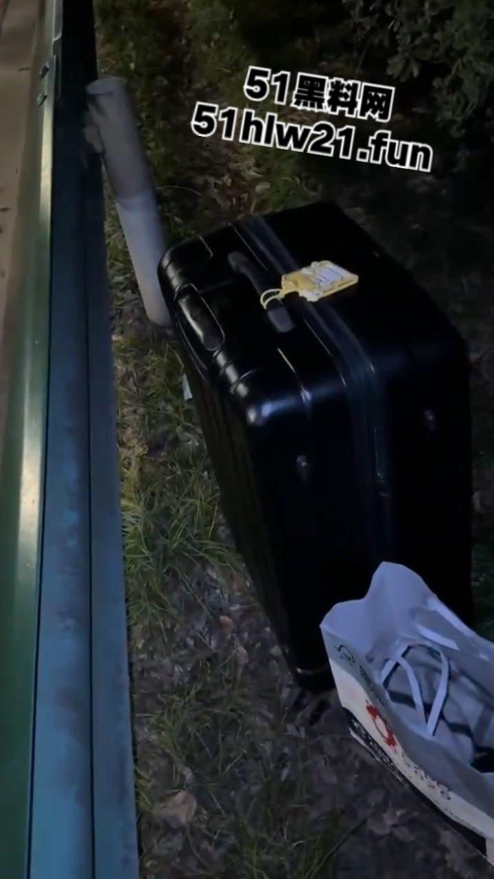 上海3人搭顺风车去江苏，半路竟被司机恶意加价，拒绝司机加价后竟被丢在高速上司机称钱没到位！-5