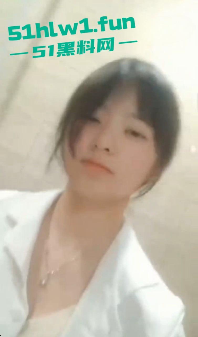 贵州财经商务英语大一妹子【常雪】私密视频流出，清纯外表反差巨大，这骚操作真没看出来！-4