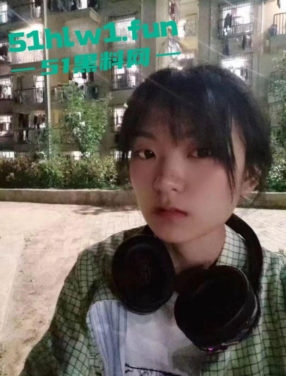 贵州财经商务英语大一妹子【常雪】私密视频流出，清纯外表反差巨大，这骚操作真没看出来！-8