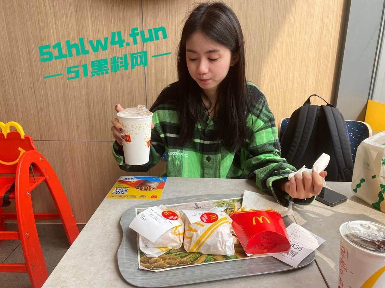 颜值清纯学生妹,身材纤细瘦弱被大叔一顿麦当劳拿下,带到酒店穿性感丝袜扛起美腿暴力抽插。-7