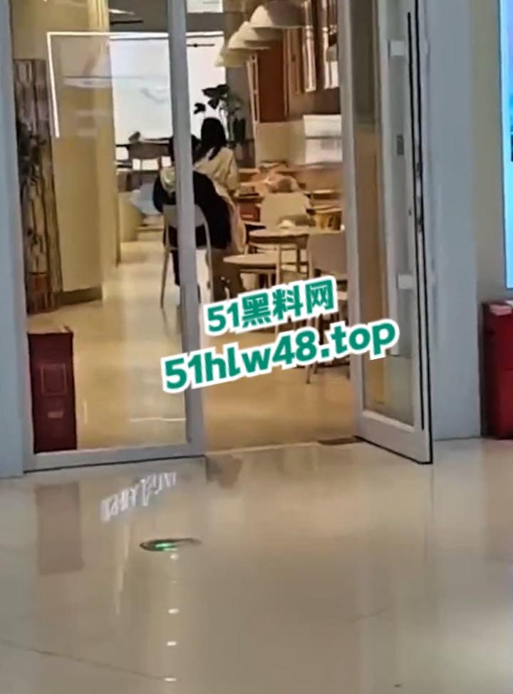 瓜友偷拍情侣做爱，宁乡步行街【罗曼蛋糕店】老板趁着没客人，大白天公开操服务员玩的就是刺激吗？-3