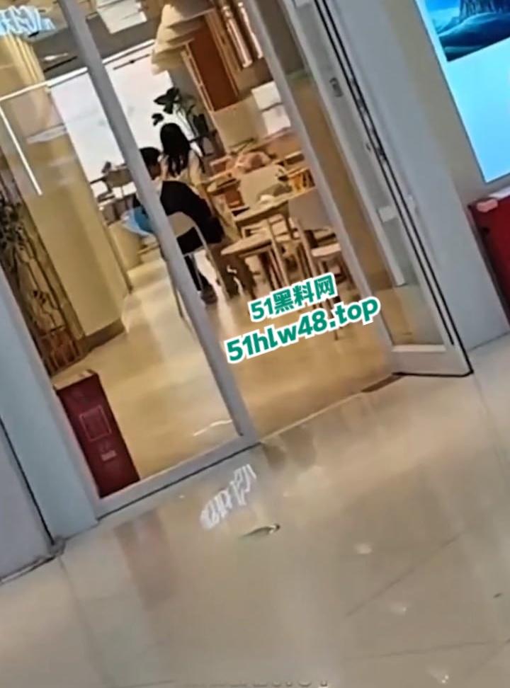 瓜友偷拍情侣做爱，宁乡步行街【罗曼蛋糕店】老板趁着没客人，大白天公开操服务员玩的就是刺激吗？-4