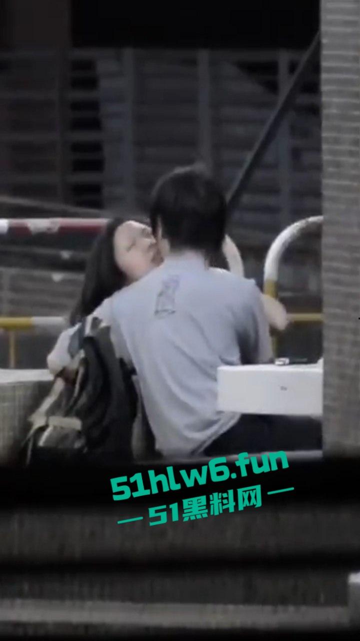 瓜友投稿，成都街头拍摄激情男女当街抠逼，女主表情销魂又迷离，不知道爽飞多少次了！-2