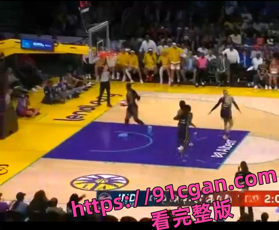 WNBA比赛突发奇葩事件：女球员竟意外掉落绿色假鸡巴引发热议 网友调侃这算不算使用兴奋剂？-5