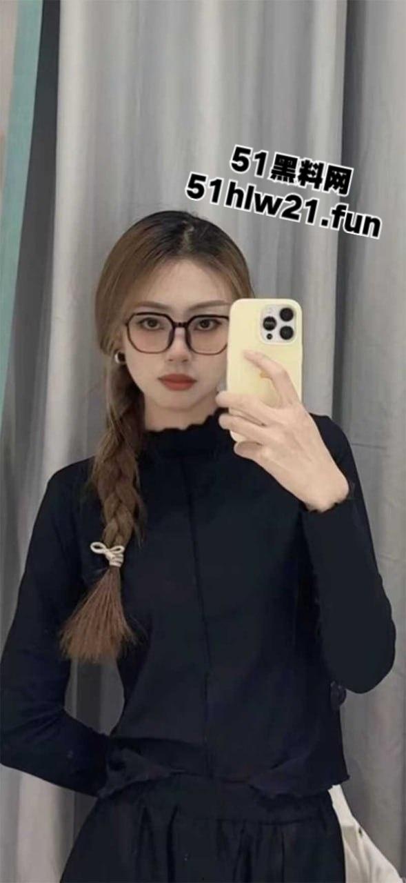 广州职业学院【赵慧】极品反差眼镜妹，身材纤细修长酒店被男友暴力后入，完美蜜桃臀真是太诱人了。-9