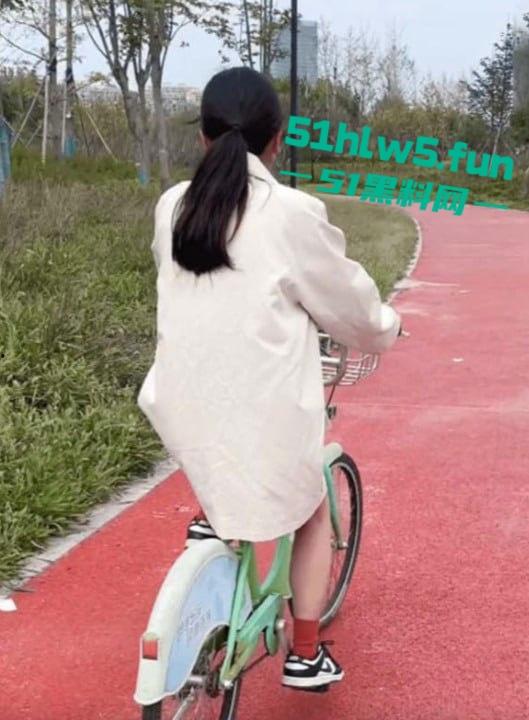 家有娇妻【1】老婆挑战裸体骑单车逛公园，随机抽选一位路人共同交流玩耍。-7