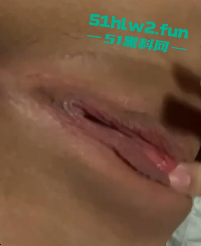 榜一大哥的专属尤物，抖音爆乳萝莉网红【小姜姜】自慰视频流出，白虎粉鲍奶子纹身，情人节给兄弟们送福利！-7