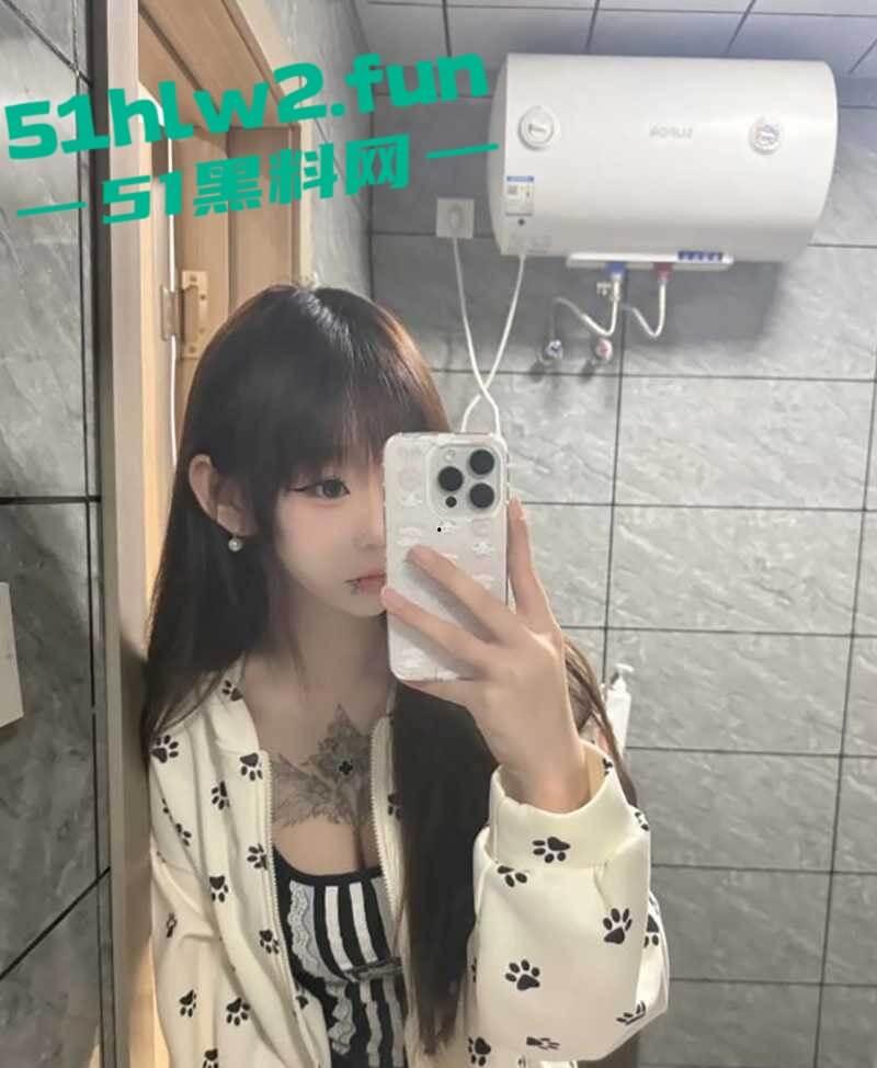 榜一大哥的专属尤物，抖音爆乳萝莉网红【小姜姜】自慰视频流出，白虎粉鲍奶子纹身，情人节给兄弟们送福利！-12