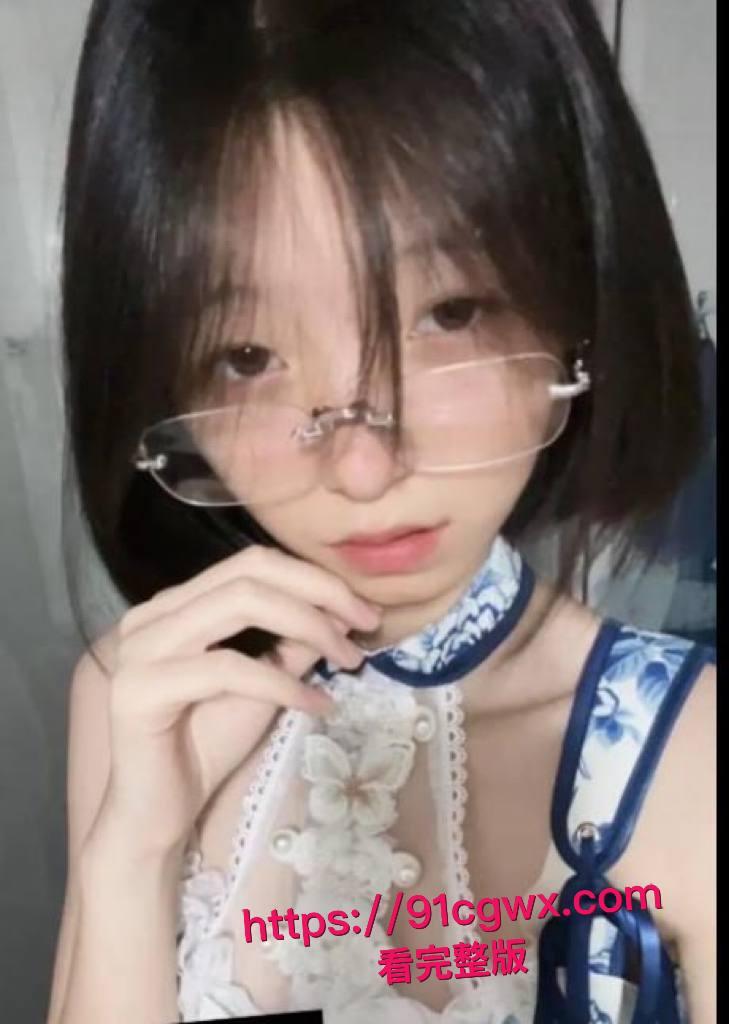 抖音50万粉丝网红铃黑料首曝光！健身教练带去男厕露脸口交后入，清纯嫩妹形象彻底崩塌！-2