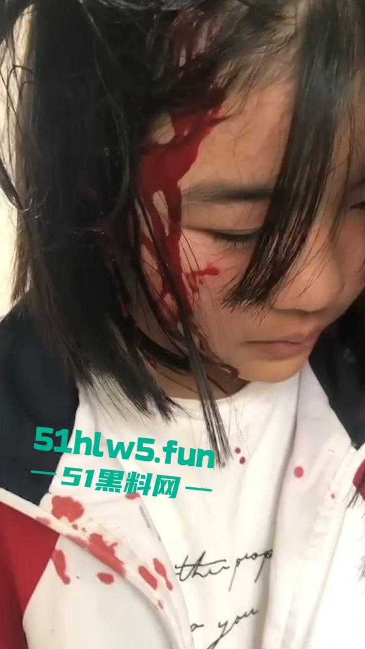 广西南宁又现渣女校园覇凌，木棍打头致出血场面暴力令人发指，现场霸凌视频曝光。-1