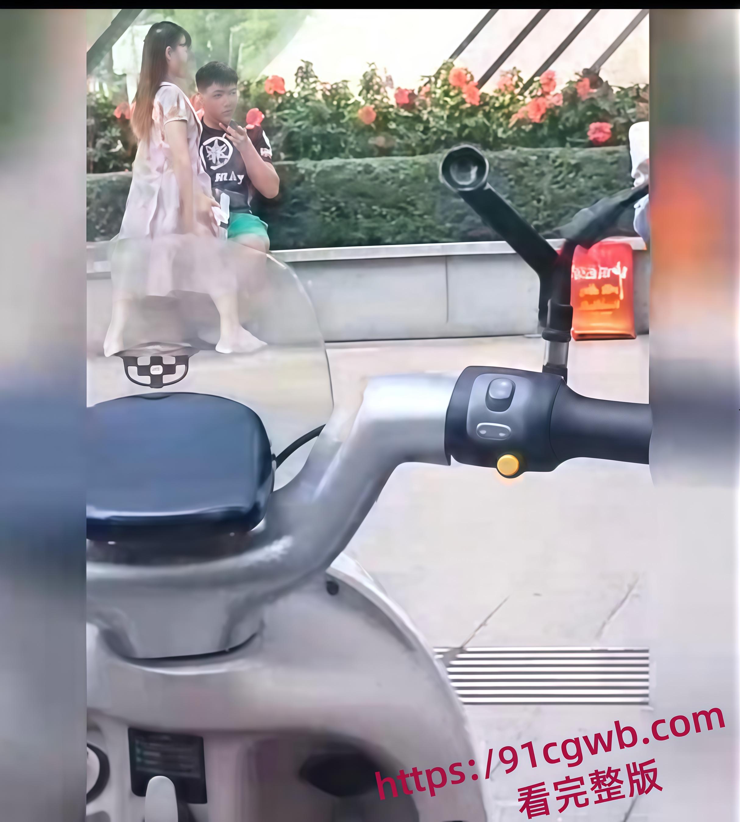 不想努力的小伙与阿姨 阿姨x欲爆棚忍不住当众自摸 俩人直接在公园长椅上手活互撸-1