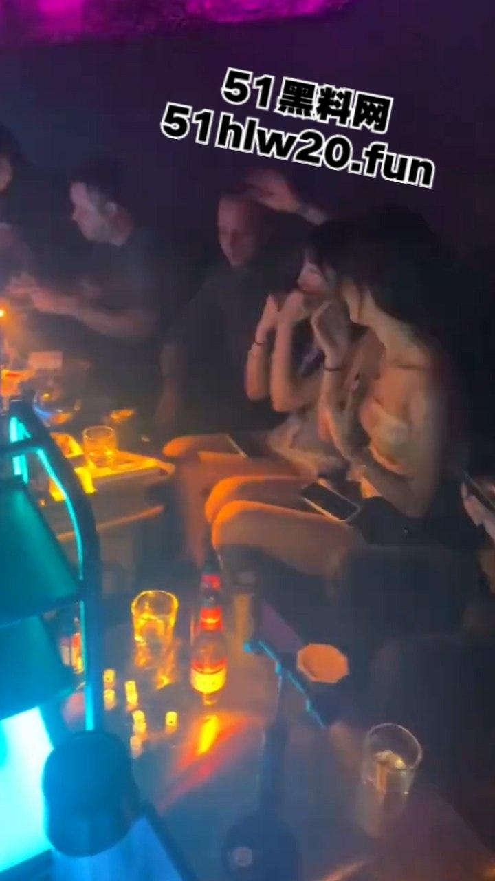 酒吧与国际接轨俄罗斯美女坐镇嗨飞,打卡上头自灌10杯半夜的酒吧门口能不能捡到她…-2