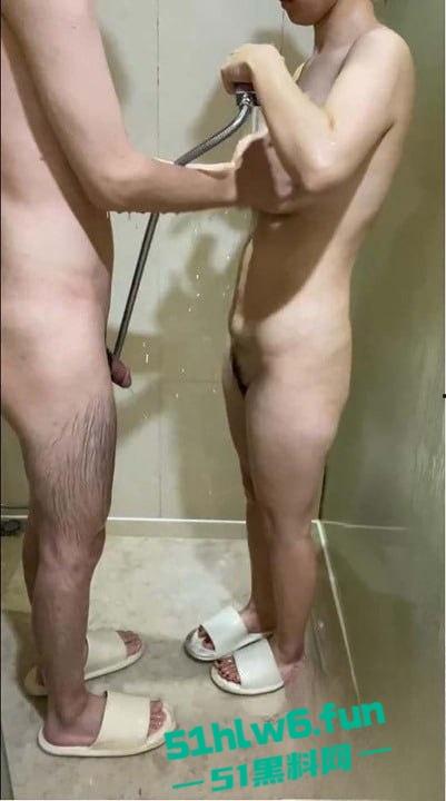 妈妈的丰乳肥臀【4】和老妈享受鸳鸯浴，大胸老妈不止要洗身上连鸡巴也要洗一洗。-4