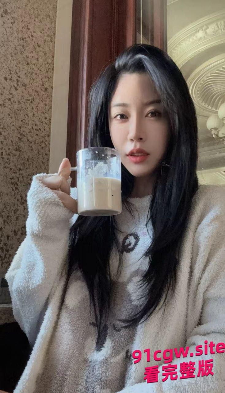 40岁的少儿频道主持和19岁的女儿误导学生一起服侍金主不雅视频曝-4