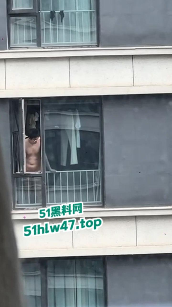瓜友偷拍猥琐男遛鸟，光天化日打开窗户掏屌对窗外撸管，结果被对面拍下发到业主群里。-3