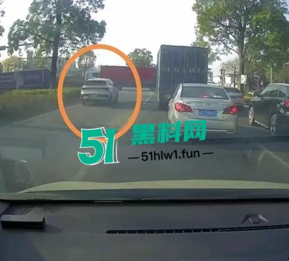 突发惨剧！广东河源一辆比亚迪SUV撞向大货车瞬间解体大货车撞翻，车主女司机高跟鞋头都粉碎了。-8