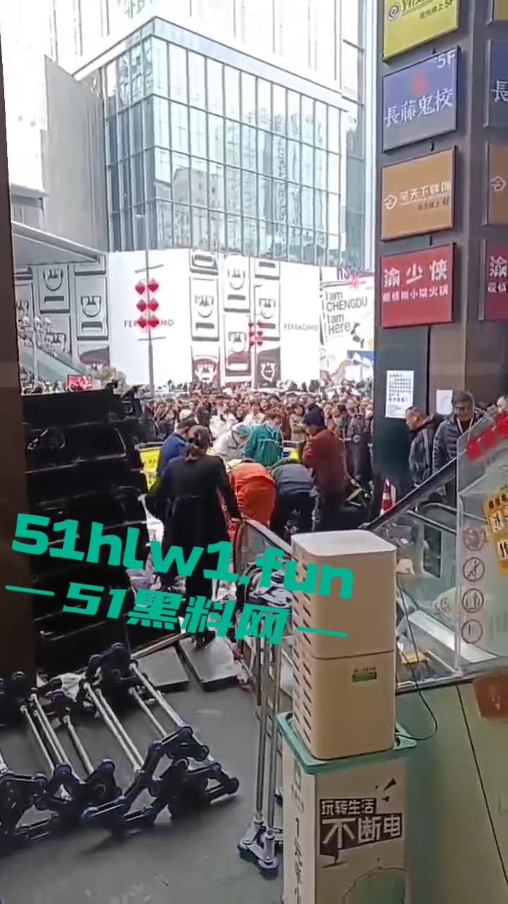 成都春熙路扶梯维修过程中出事故，可怕电梯要吃人现场事故视频流出。-6
