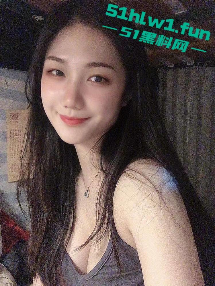 江苏信息职业技术学院反差骚母狗【刘柄池】靓丽颜值身材曼妙，私下却是骚母狗酒店被金主调教视频流出。-2