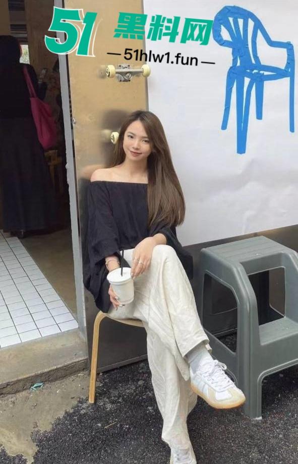 广州高颜值素人骚女【柳青】外表光鲜亮丽私下是只纯欲母狗被曝光，网友床上调教玩弄视频流出。-4