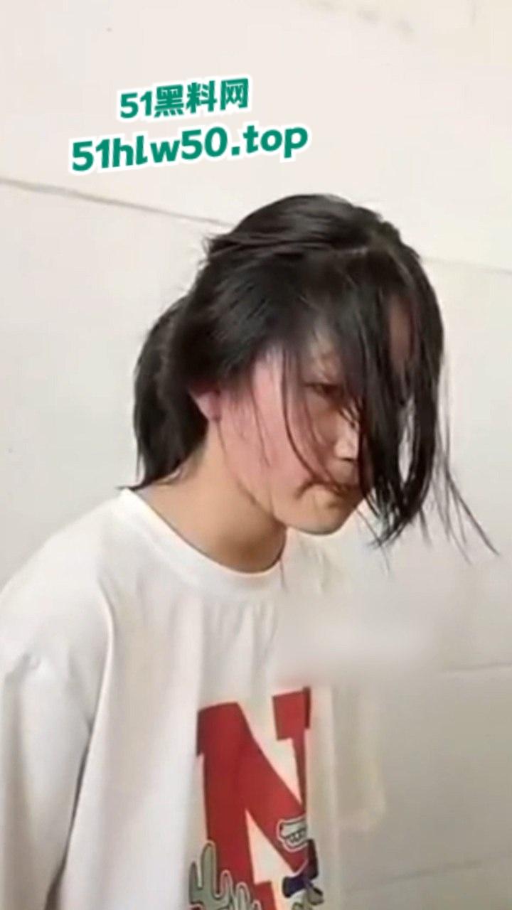 广西小太妹组团霸凌转校生，厕所围堵扇脸脚踹，只因女孩打不哭打得更狠，简单没人性！-5