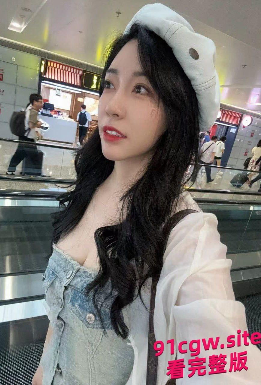 40岁的少儿频道主持和19岁的女儿误导学生一起服侍金主不雅视频曝-3