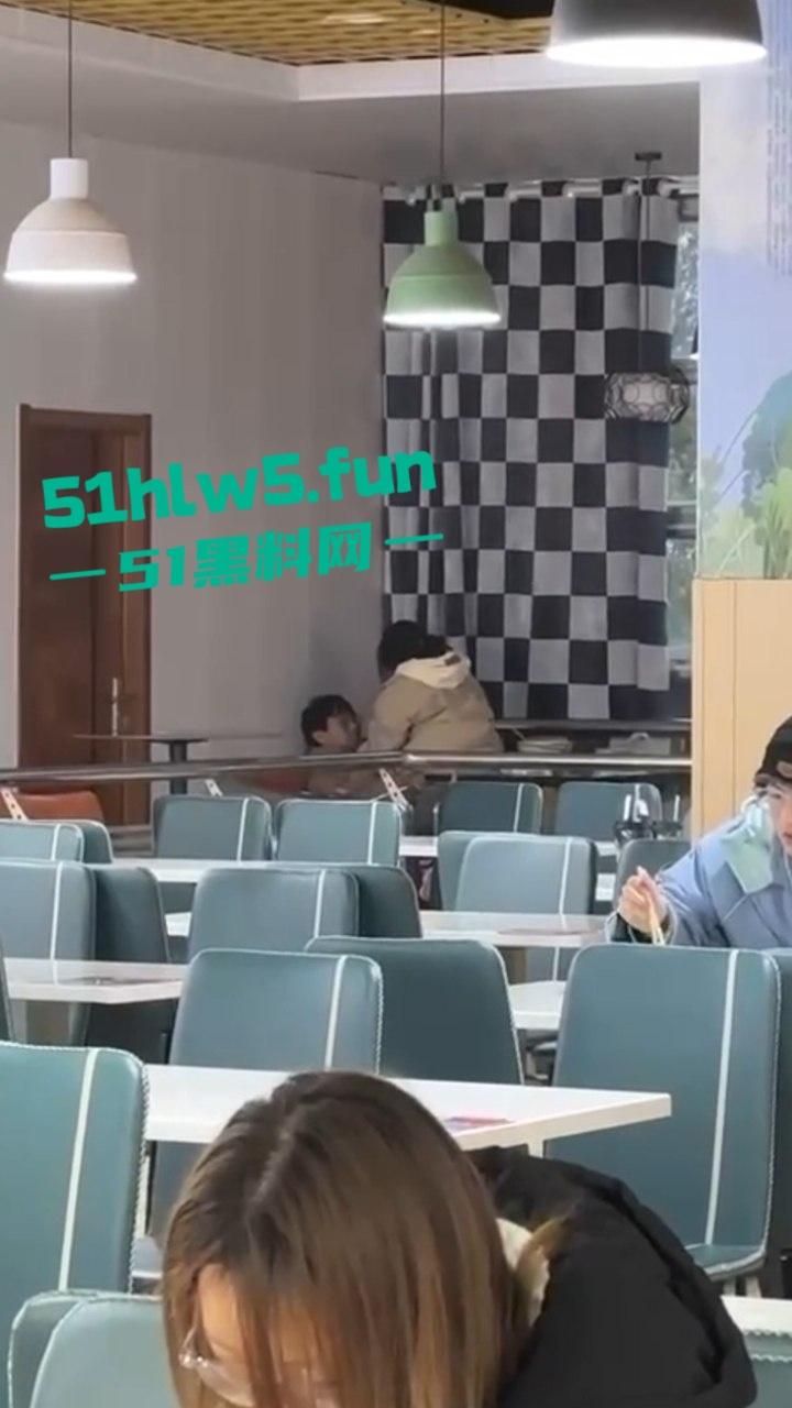 江苏师范大学，在食堂角落一对男女公然摸奶搓逼做爱啪啪，想不到还是被人录下来曝光。-6