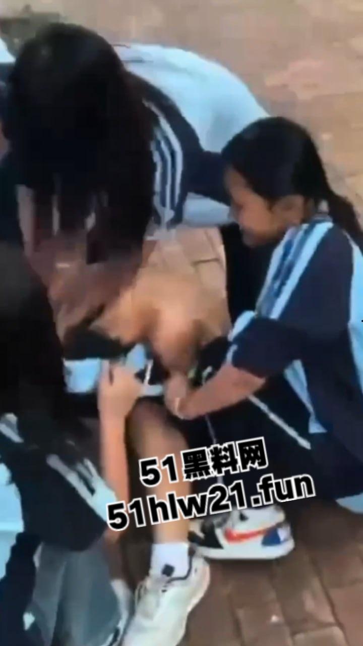 广西南宁三中，女学生遭同学霸凌殴打，打人精神小妹身材被扒8名殴打人员已被逮捕拘留。-2
